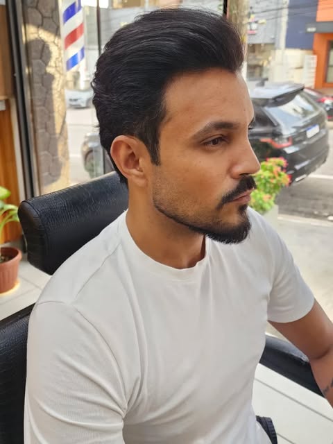 Corte com topo penteado e acabamento de barba