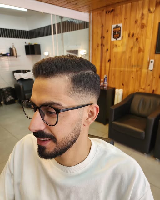 Corte com risca lateral e barba desenhada